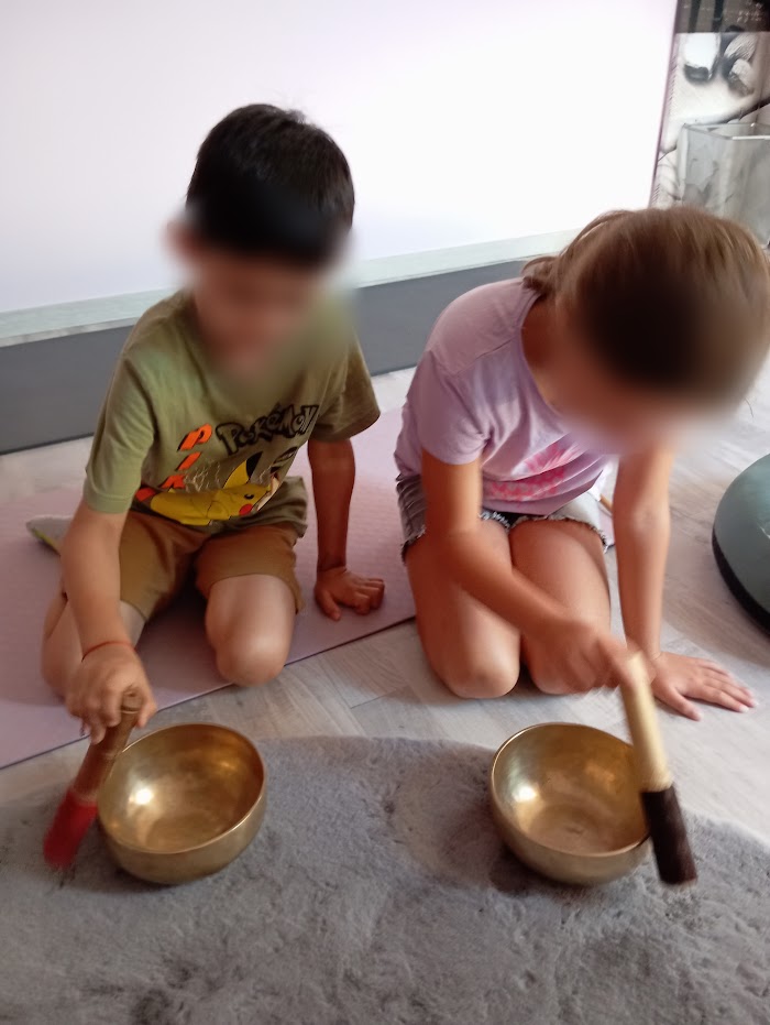 L'atelier pour enfants de 4 à 9 ans est un espace ludique où les petits découvrent l'énergie et le bien-être à travers des jeux, des exercices créatifs, et des activités sensorielles. Ils explorent la relaxation, la respiration, et l'expression de leurs émotions dans une ambiance douce et bienveillante. **Sur réservation uniquement**, avec la possibilité de créer un atelier personnalisé à partir de 4 enfants.